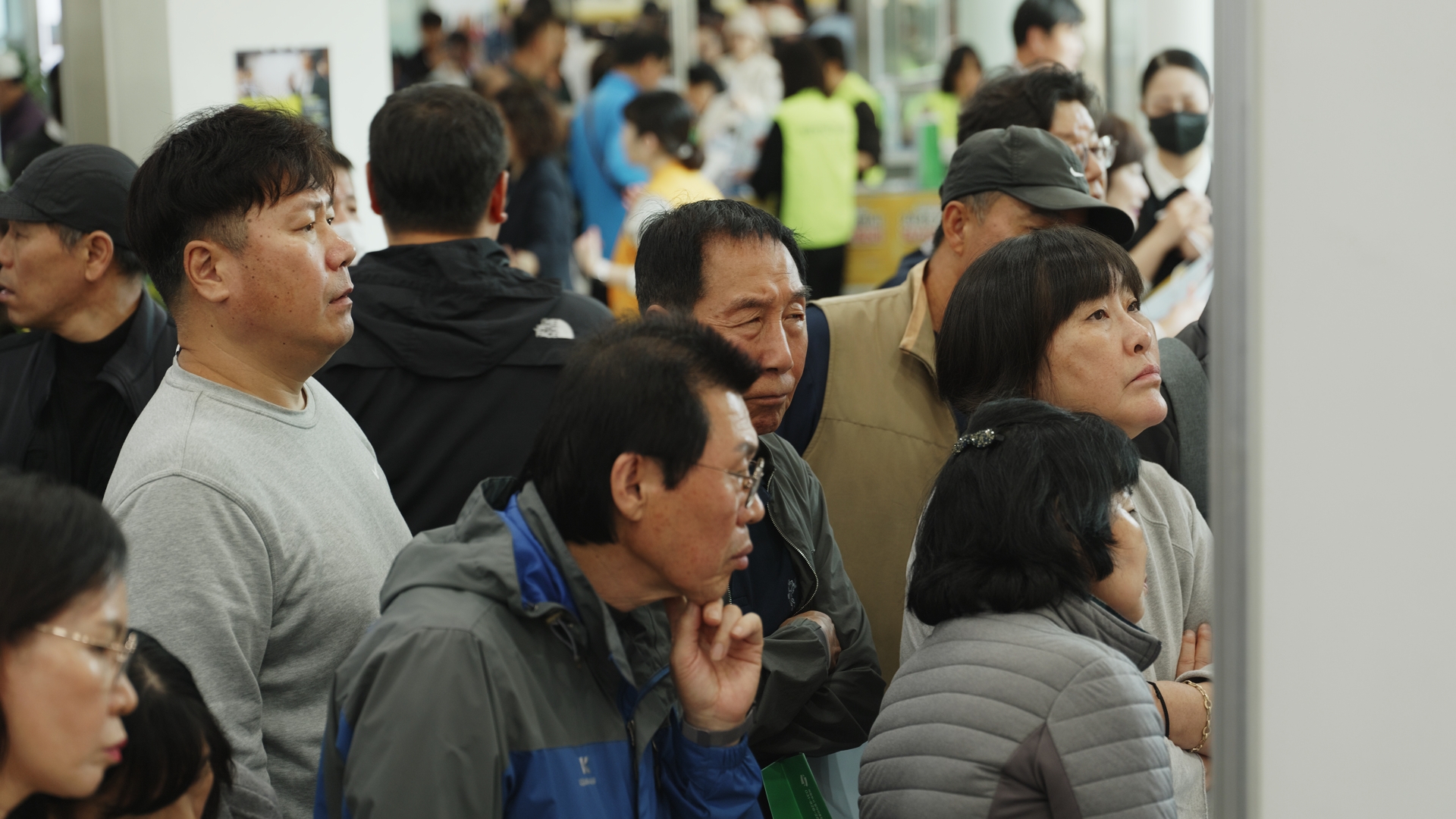 경기도 의정부시 일자리박람회 현장에서 참가자들이 안내 게시물을 살펴보는 장면. 나라장터 공개입찰로 수주한 공공 발주 행사입니다.