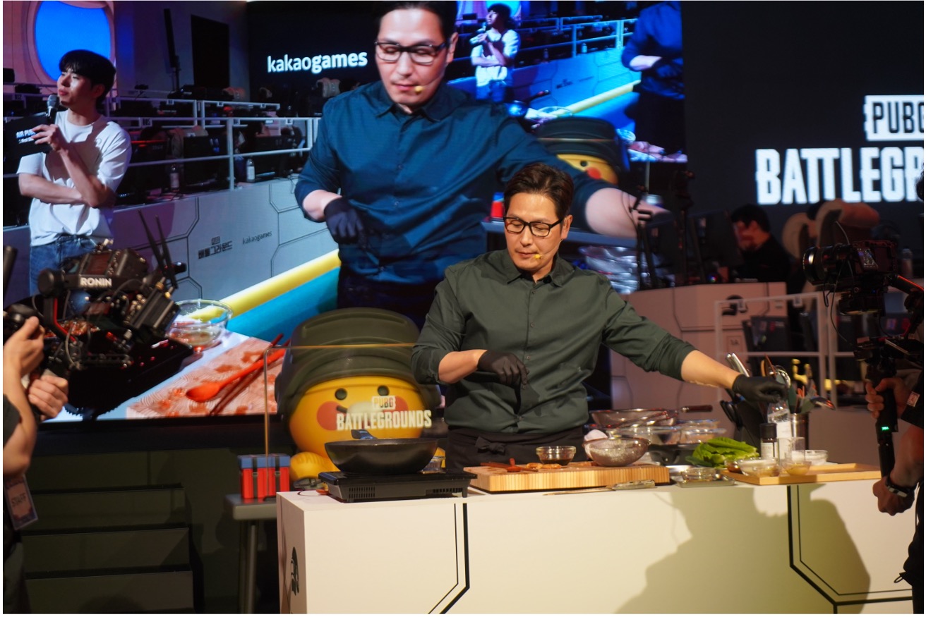 AIR PUBG 현장 — 무대 진행과 별개로 스케치 카메라는 자기 동선으로 현장을 돈다.