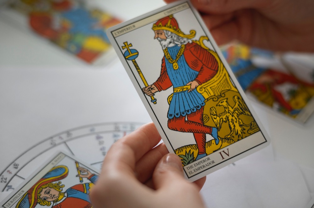 https://firebasestorage.googleapis.com/v0/b/hoolimoon.appspot.com/o/wisdom%2FTarotBirthCard%2Fbirthcard.jpg?alt=media&token=8675e293-0b64-4573-ba7b-f9b9765c5dc3