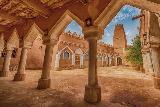 ما هي العمارة النجدية التقليدية؟ دليل شامل لعجائب المملكة العربية السعودية المبنية من الطين