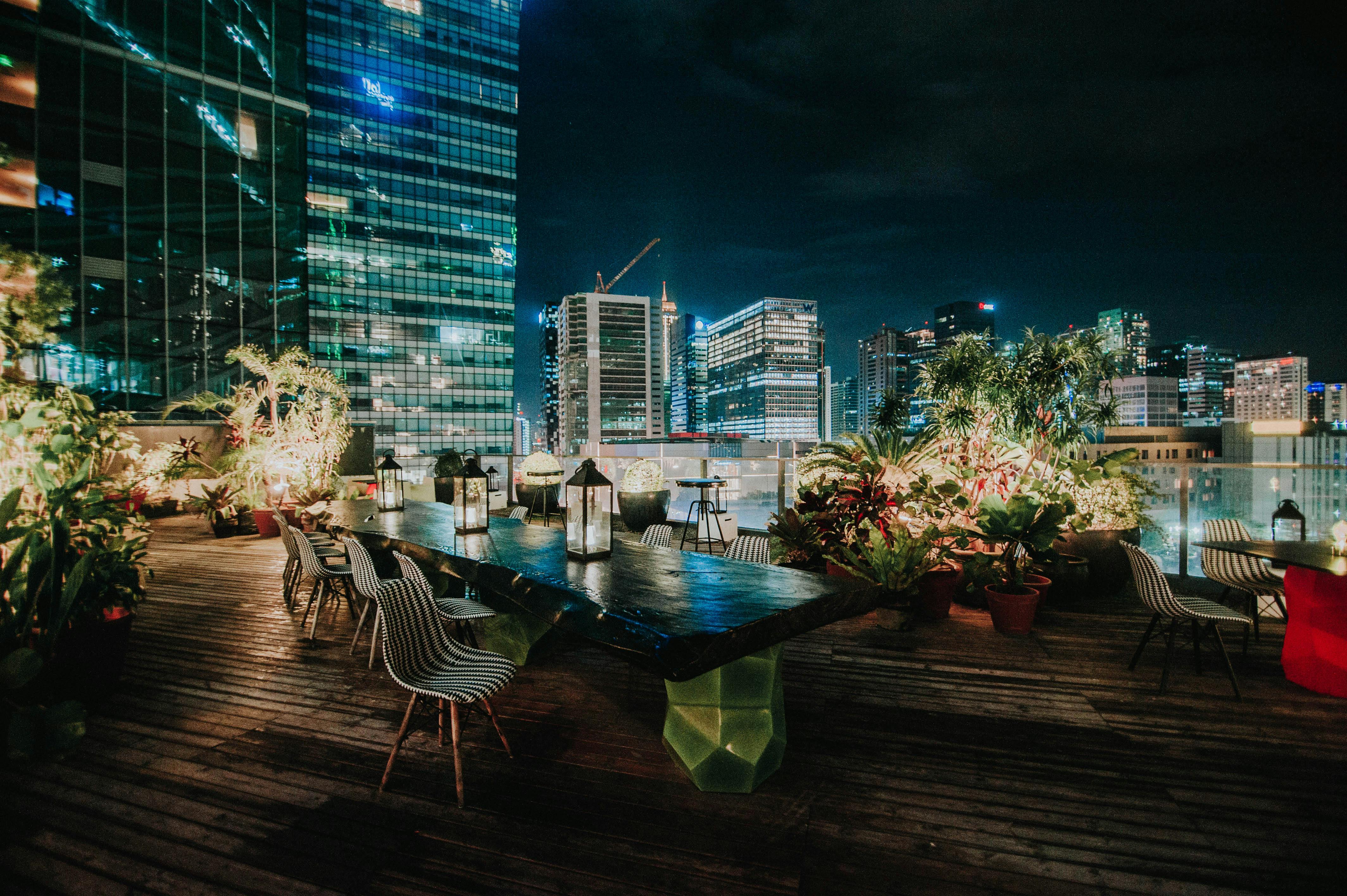 view-of-the-cityscape-from-a-rooftop-garden-restaurant-at-night