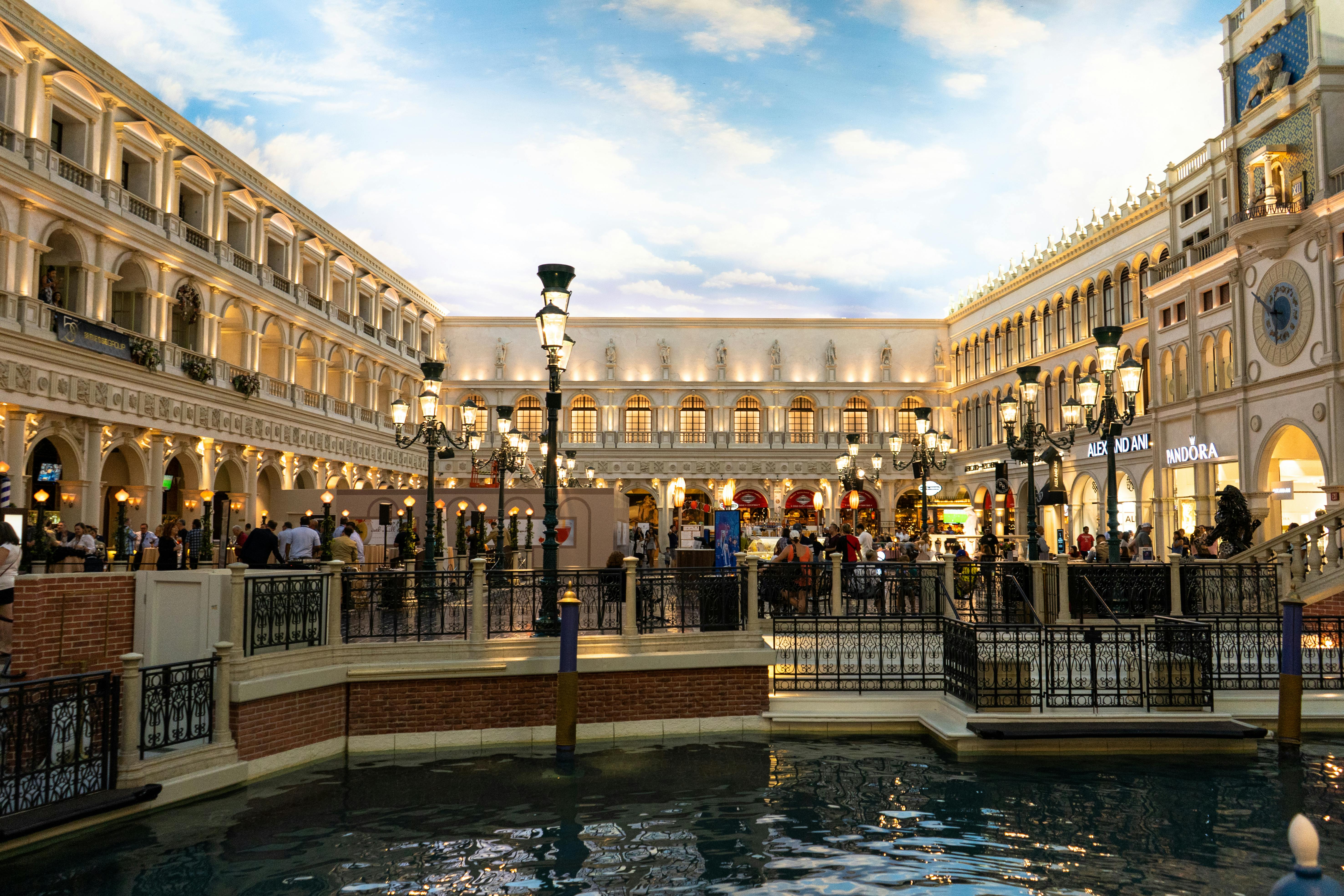 cafes-and-stores-at-lave-vegas-venice-nevada-usa