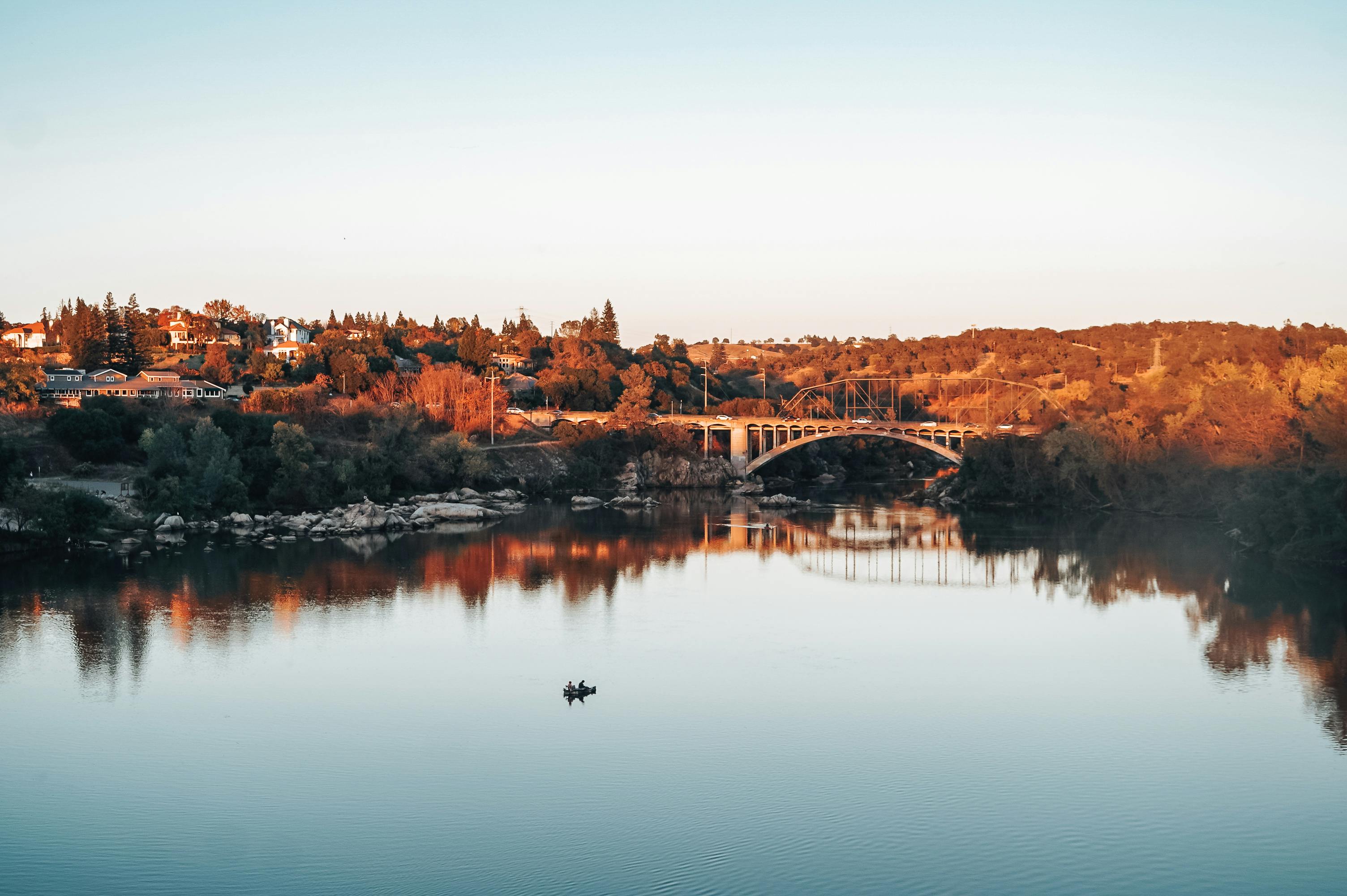 rainbow-bridge-on-lake-natoma-in-folsom-in-autumn