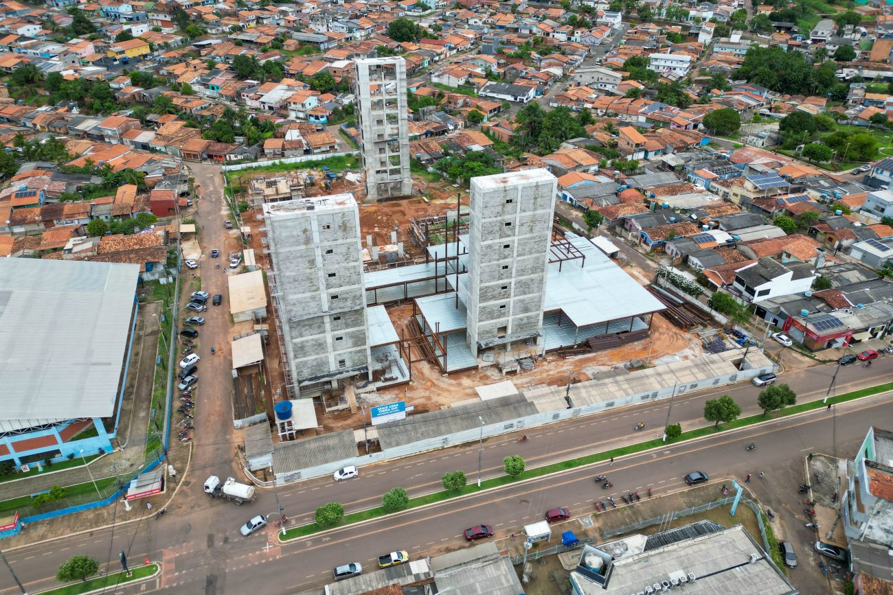 Helder e comitiva visitam as obras de construção do Novo Hospital Regional de Tucuruí