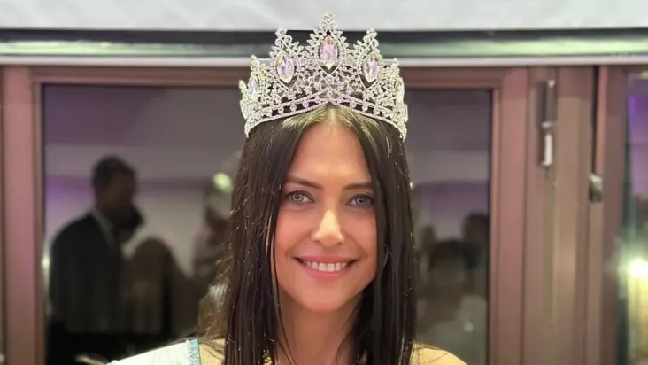 Miss de 60 anos diz que nem sempre usa protetor solar e detalha rotina de beleza