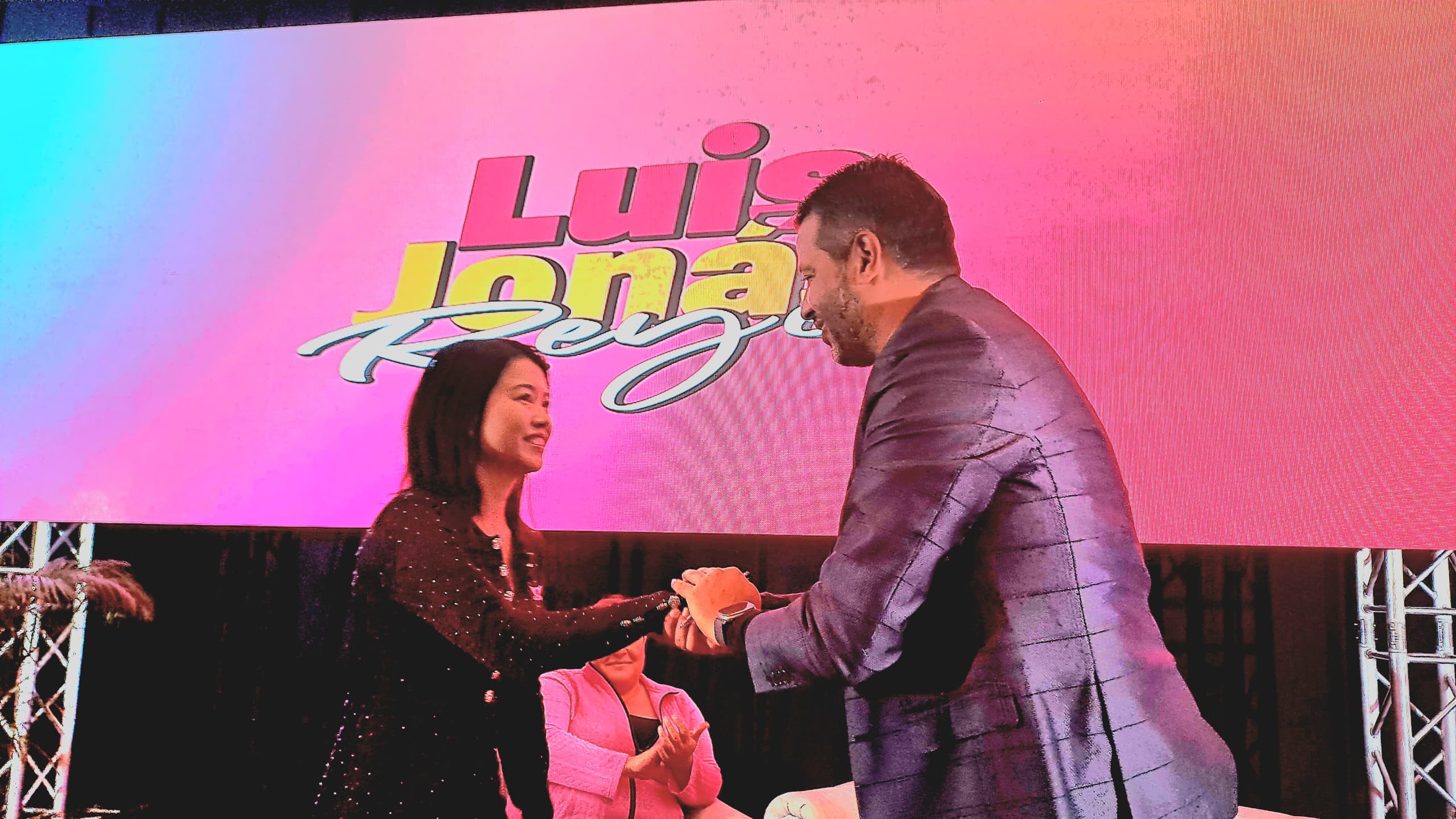 ALCALDE LUIS JONÁS REYES ENTREGÓ LICENCIAS DE FUNCIONAMIENTO A 130 NUEVAS EMPRESAS