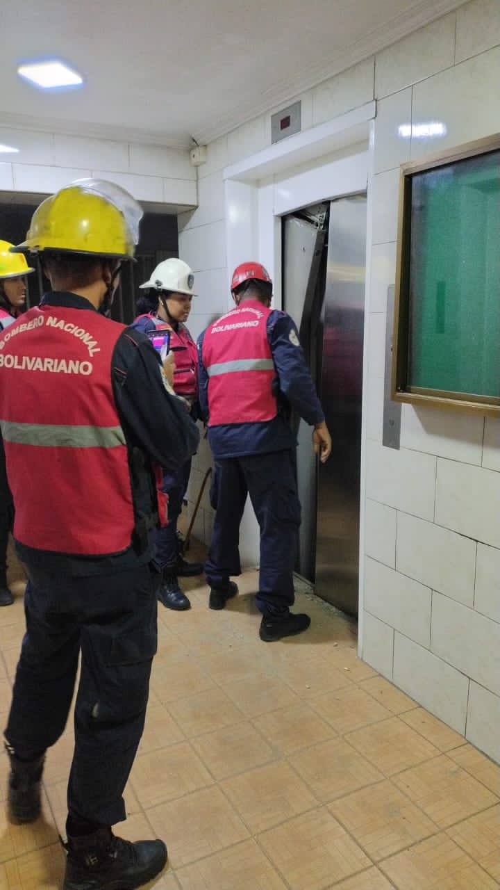 Bomberos Rescatan Tres Personas Tras Impactante Caída de Ascensor Desde Noveno Piso