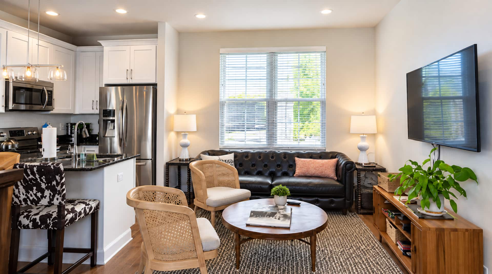Sleeps 10, free parking — Hart Suites #1