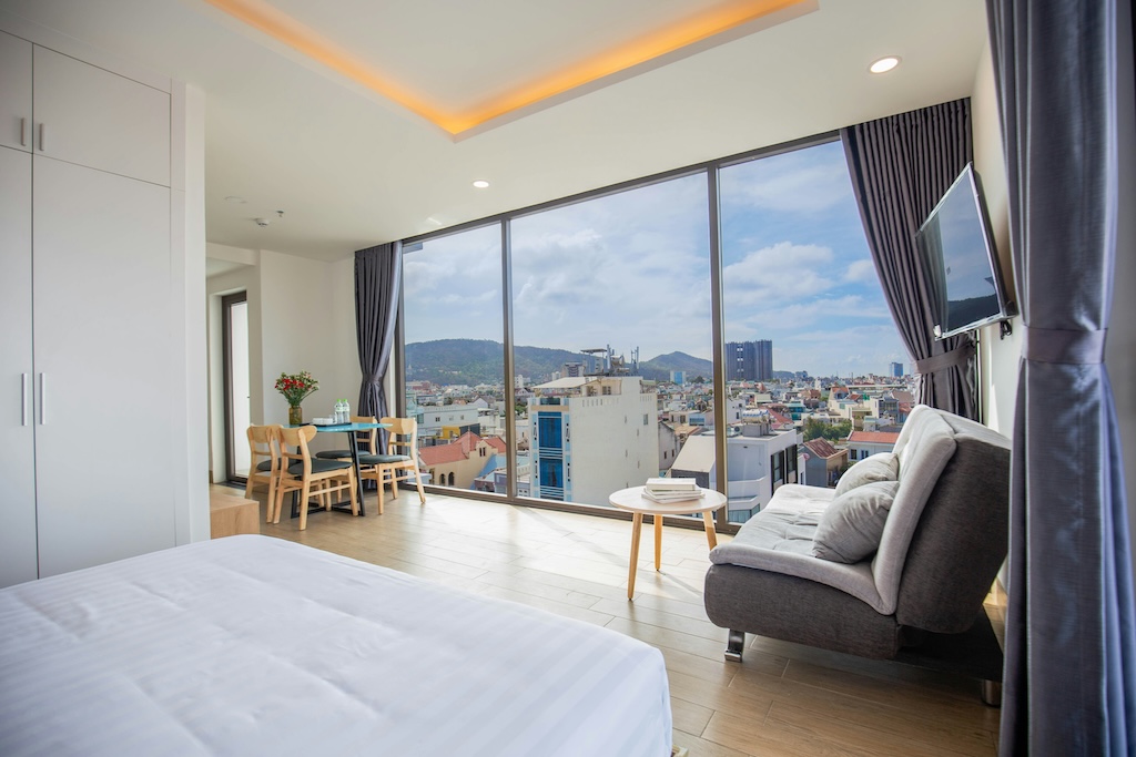 Hotel Guest Room Entertainment: What Modern Guests Expect and How Hotels Can Deliver