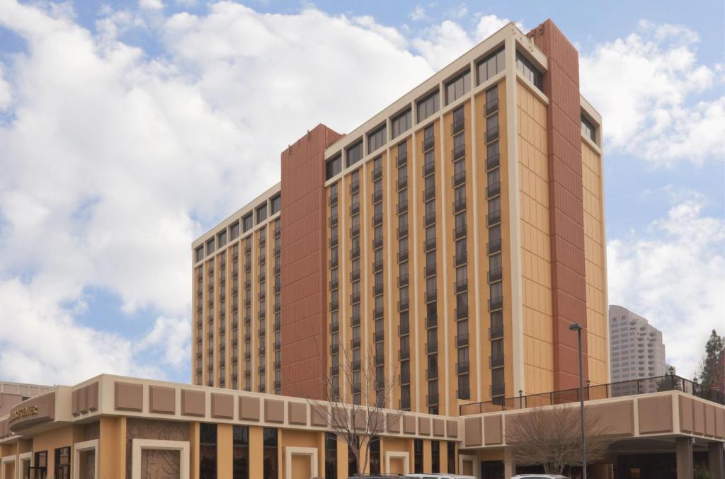 Transworld Partners with Holiday Inn in Sacramento Downtown