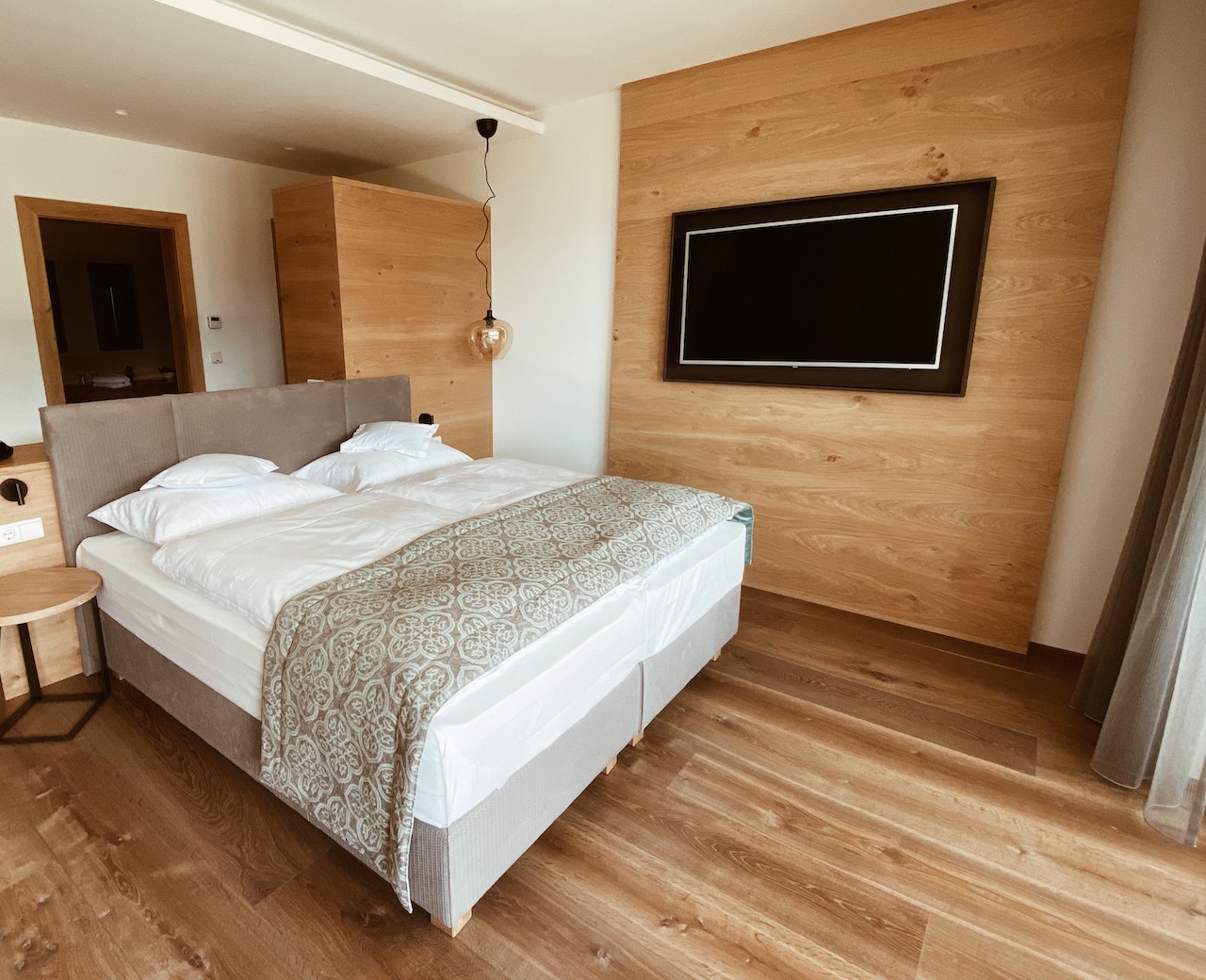 Hospitality TV Brand Standards (2025) – Size & Feature Guide