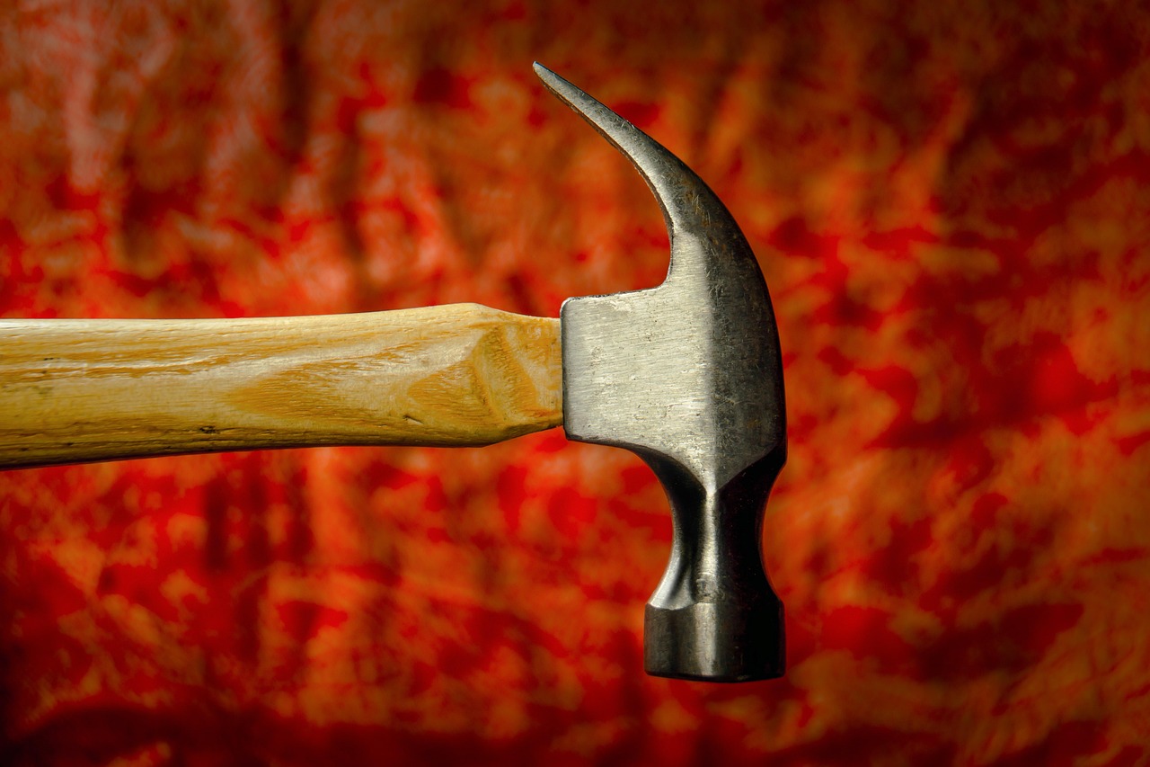 Una cassetta degli attrezzi ben organizzata aperta su un tavolo di legno