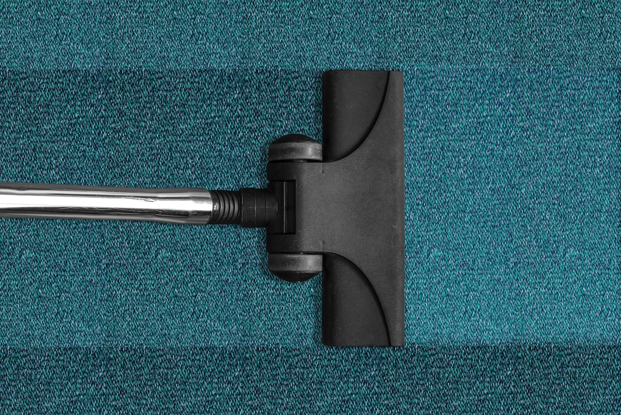 Personne nettoyant les composants électriques d'un appareil ménager