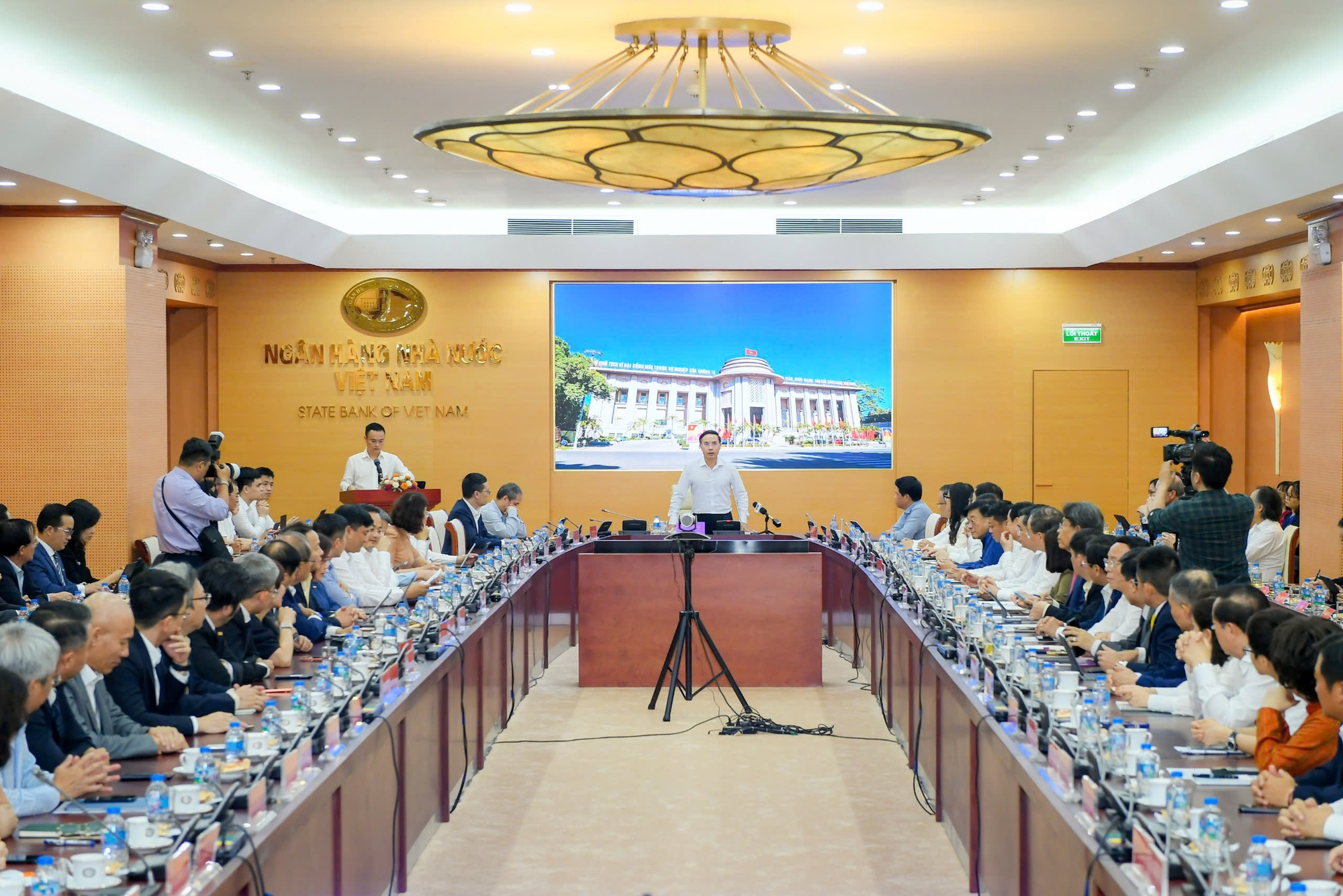 Ngân hàng đồng thuận giảm lãi suất: Động thái hỗ trợ doanh nghiệp và người dân năm 2026