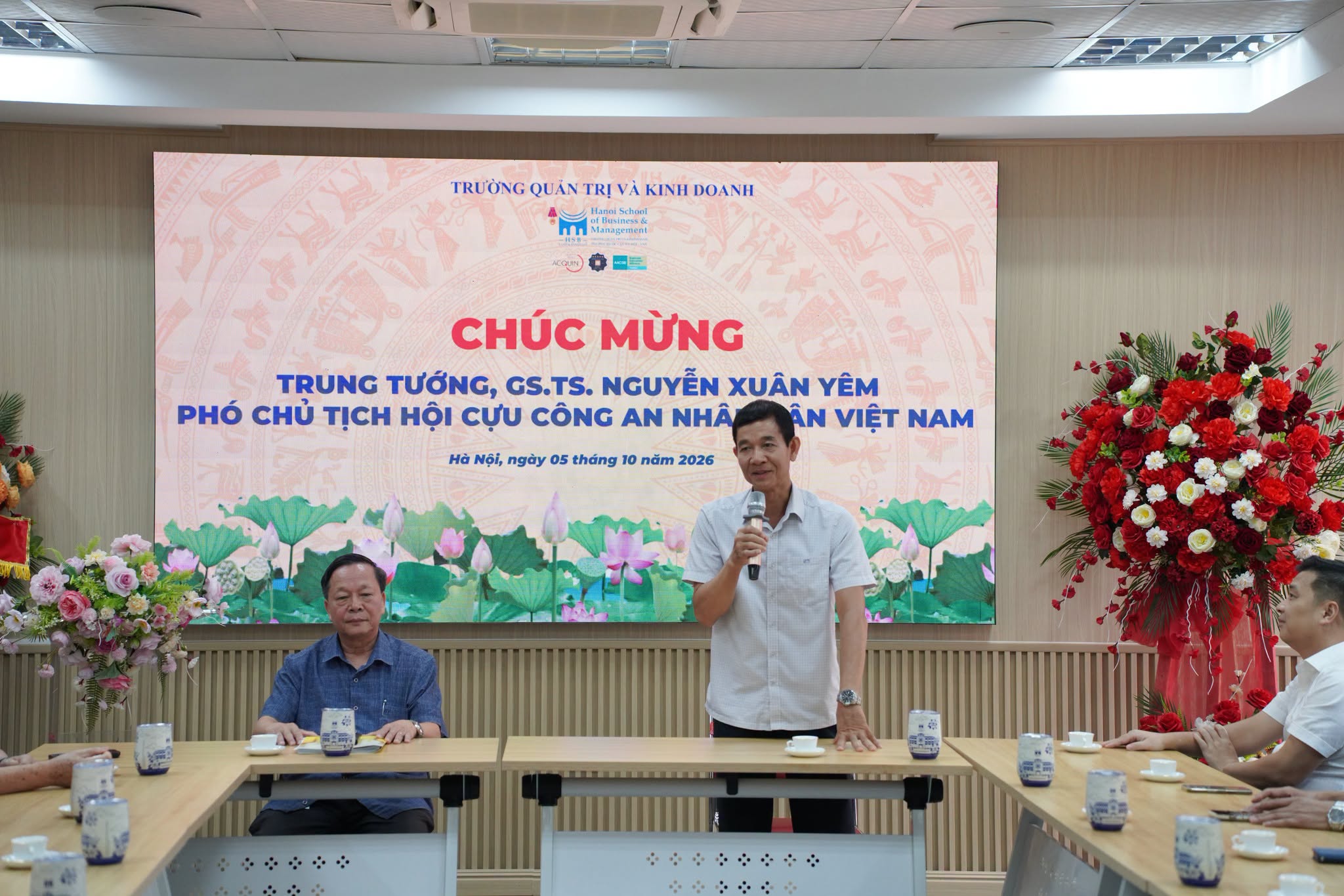 Professor Dr Hoang Dinh Phi congratulates Lieutenant General Nguyen Xuan Yem