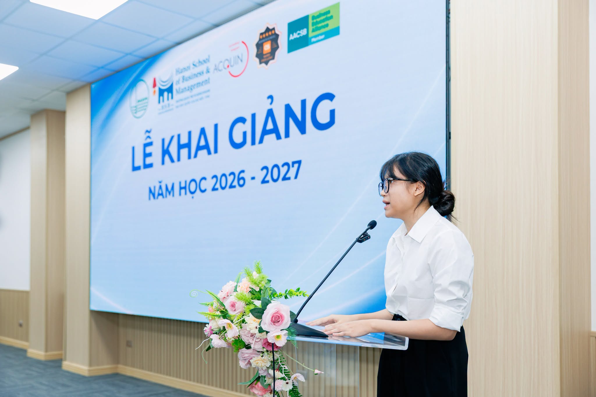 Phan Anh Ngoc, a new MET8 student and second-highest entrance scorer, speaks at the ceremony