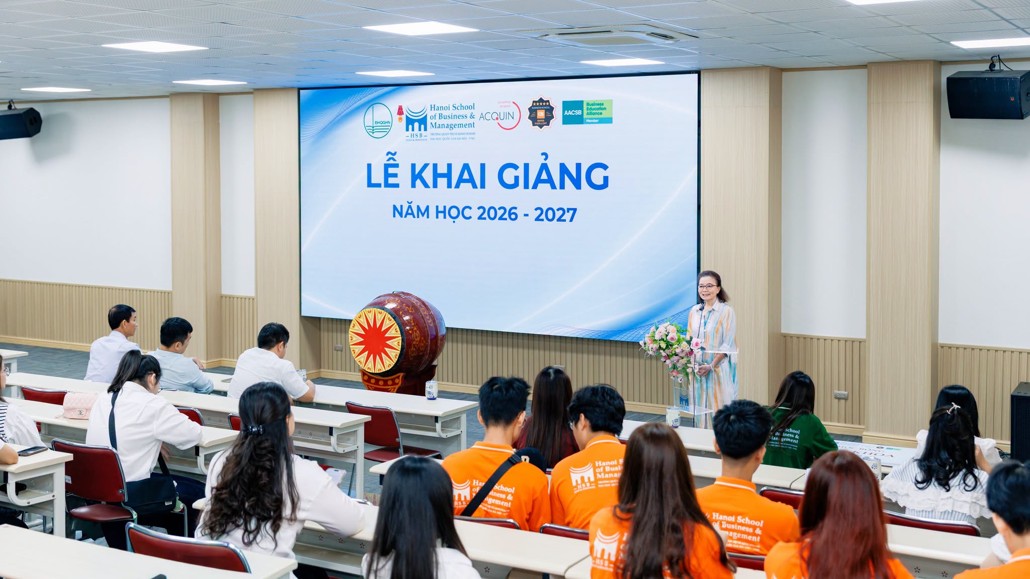 Assoc. Prof. Dr. Dinh Thuy Hang welcomes new students to HSB
