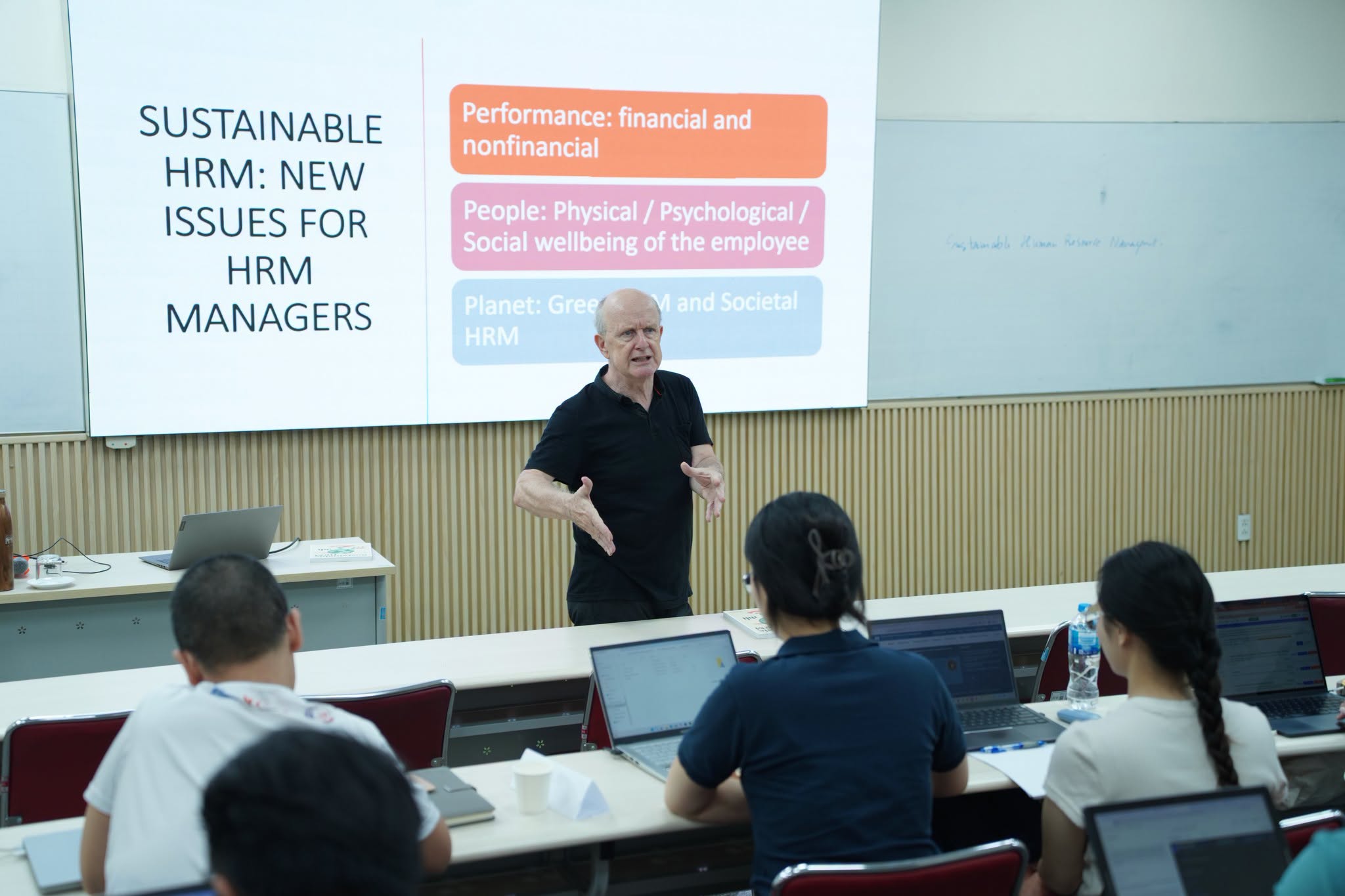 HSB-MBA students engaging in an academic exchange with an international expert