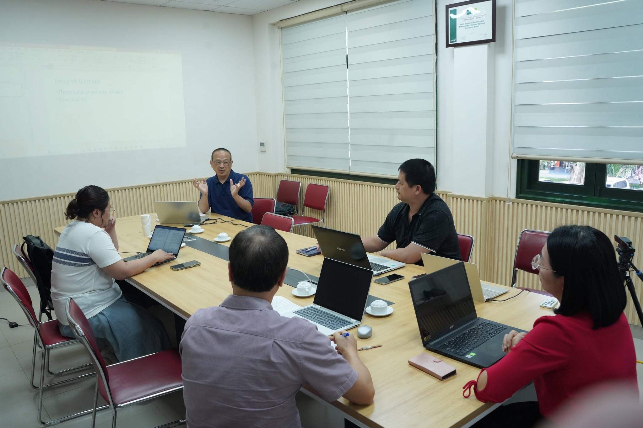 Nghiên cứu sinh HSB trao đổi về thiết kế và phát triển luận án tiến sĩ