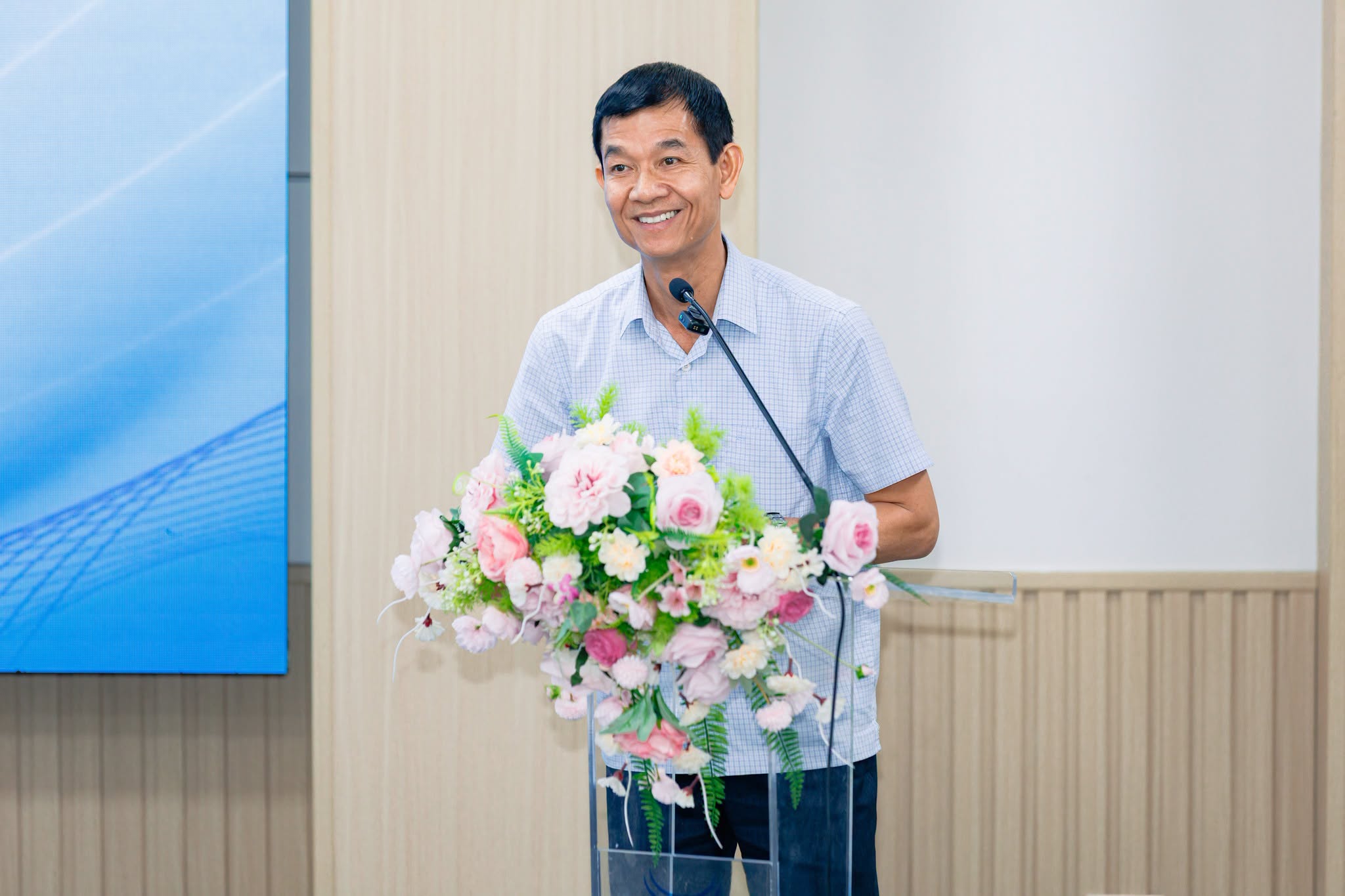Prof. Dr. Hoang Dinh Phi encourages students to take part-time jobs to gain experience and life skills