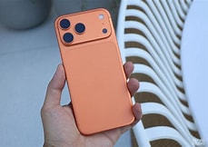 Trên tay iPhone 17 Pro Max màu Cam Vũ Trụ: Thiết kế Unibody, cầm đầm tay, camera zoom quang 4x mới
