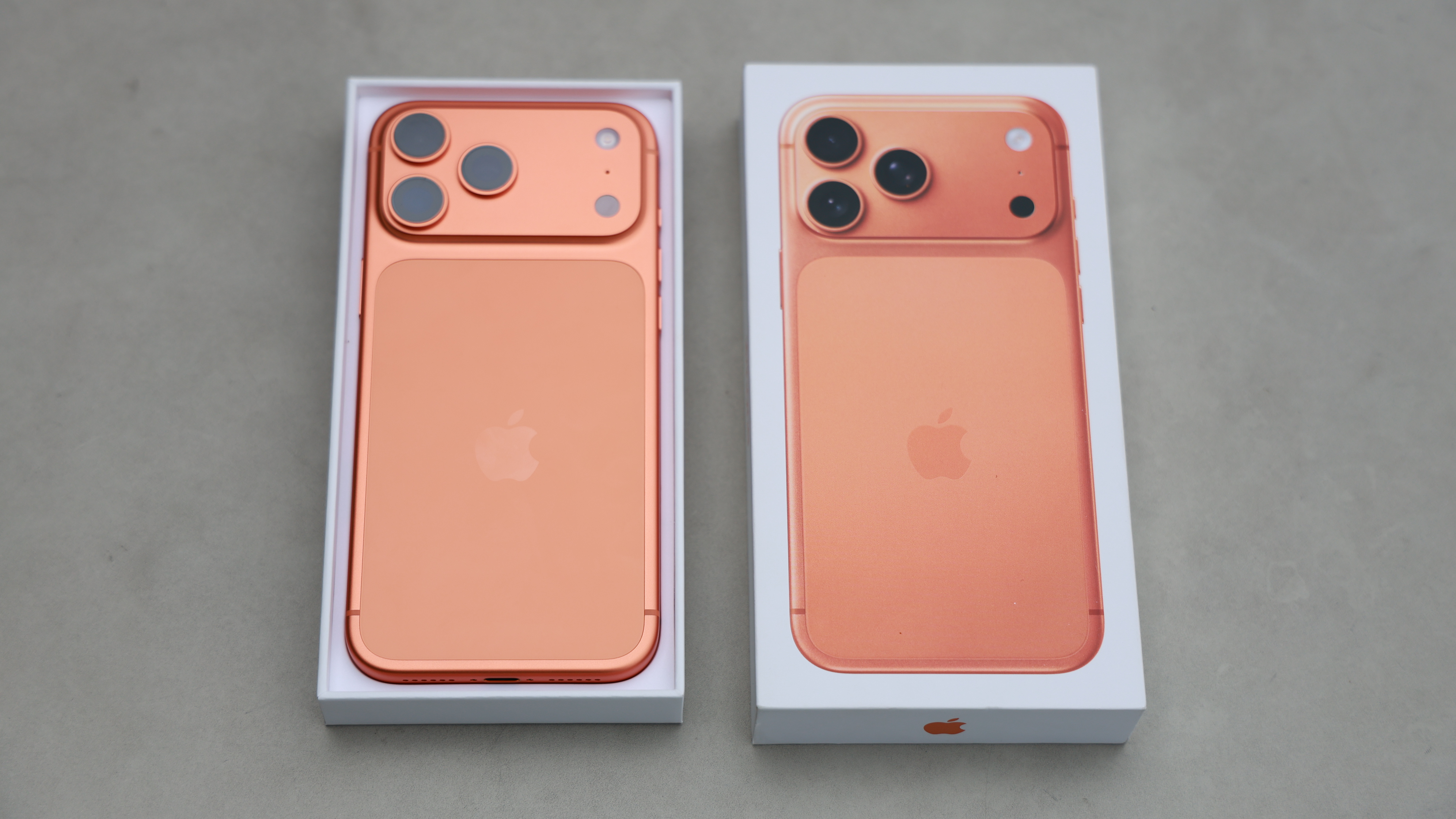 Trên tay iPhone 17 Pro Max màu Cam Vũ Trụ: Thiết kế Unibody, cầm đầm tay, camera zoom quang 4x mới
