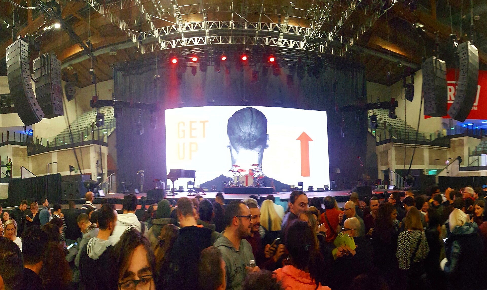 Bryan Adams para en el Roig Arena con «Roll with the Punches»