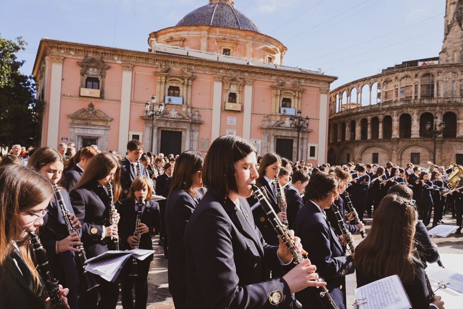 Pasodobles con 30 bandas juveniles en la Virgen