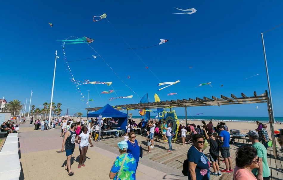 Cometas gigantes en la playa de Gandia
