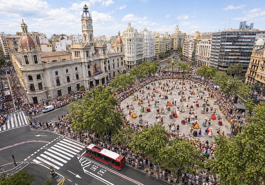Dansà popular en la plaza del Ayuntamiento