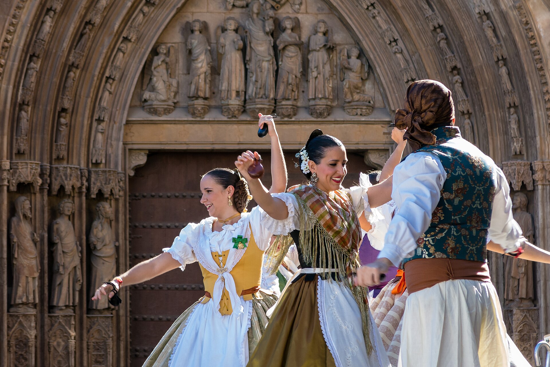 Balls al Carrer: ocho fallas bailan en la plaza de la Reina