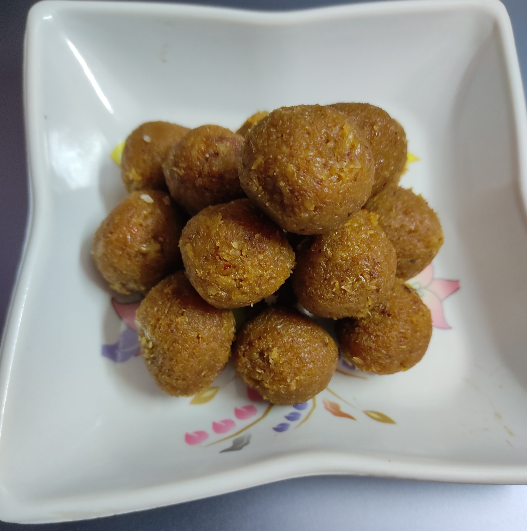 Nariyal (Coconut) ke laddoo 