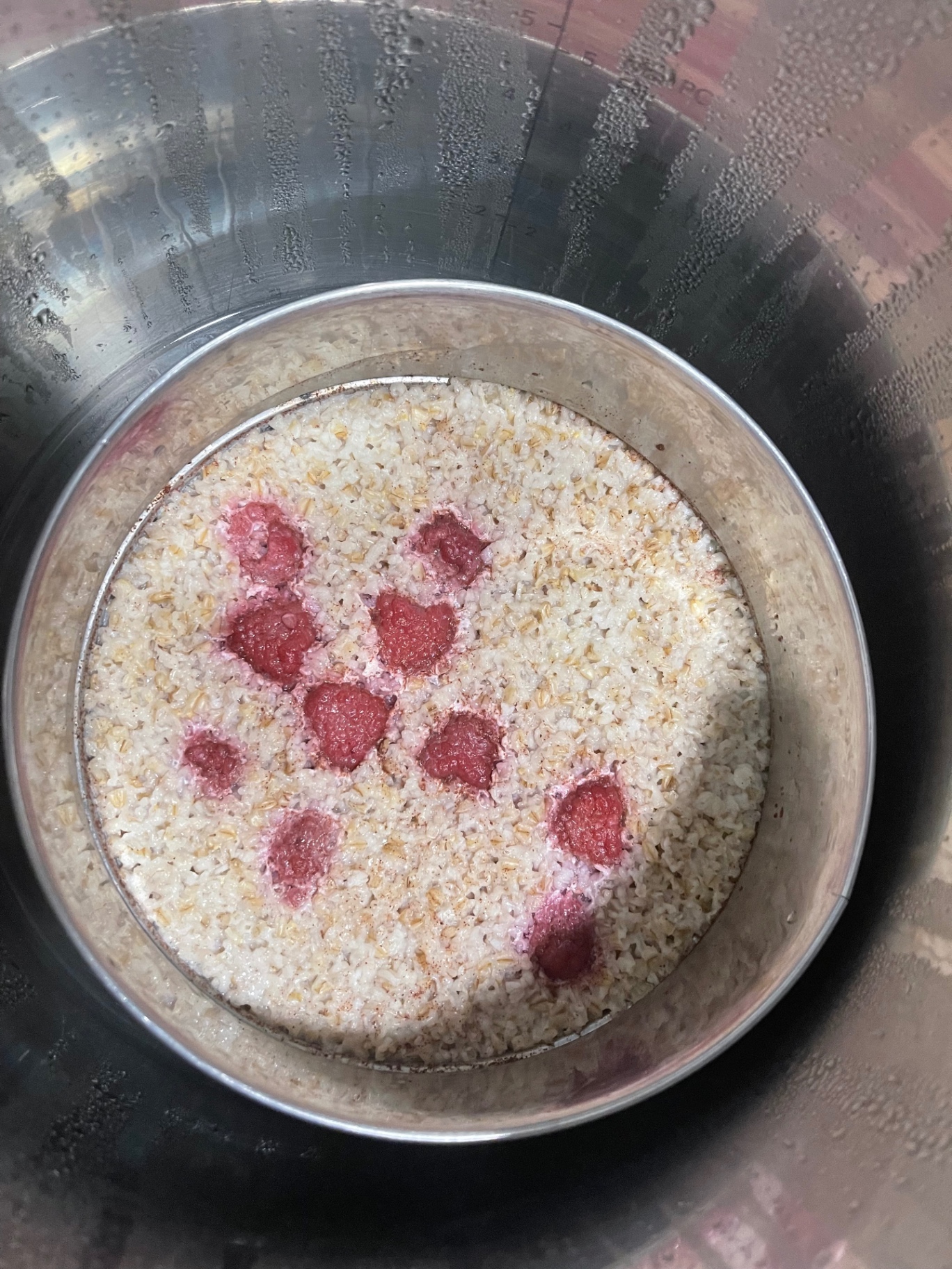 Oatmeal with raspberries and milk