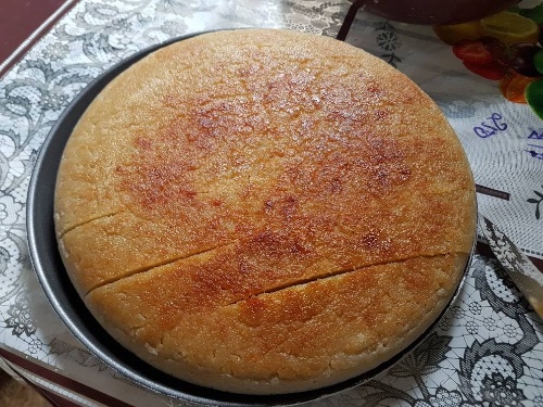 Tarye poli (semolina and almond cake)