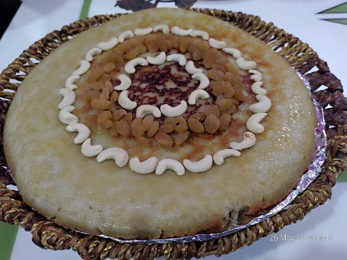Tarye poli (semolina and almond cake)
