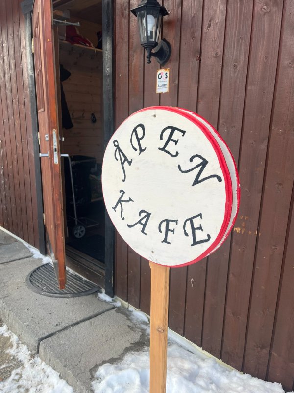 Skilt med Åpen kafe