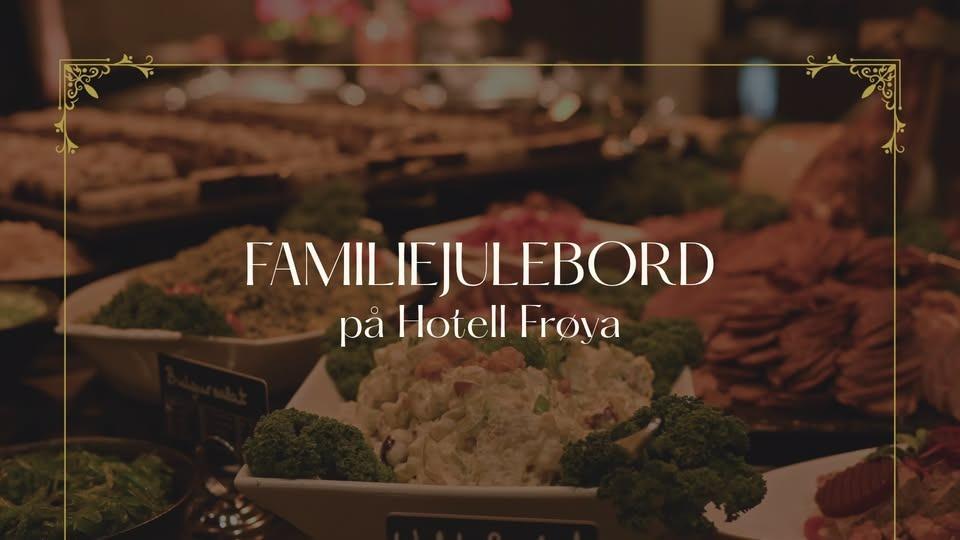 Familiejulebord med mat i bakgrunnen