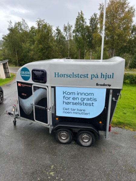Bilde av hestehenger med logo for Hørselsforbundet