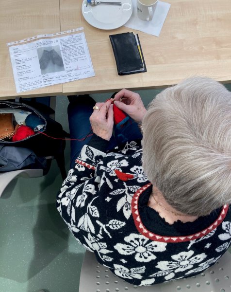 Strikkekafè på frivilligsentralen.