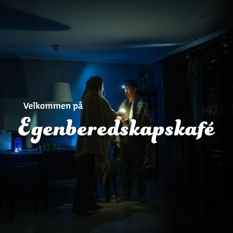 To mennesker i en stue uten strøm