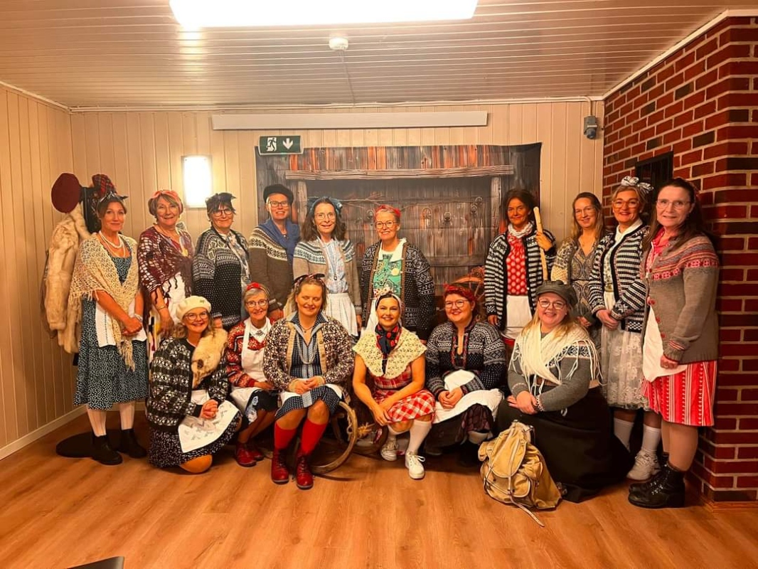 DAMENES VØMMØLAFTEN, med Queens of 705