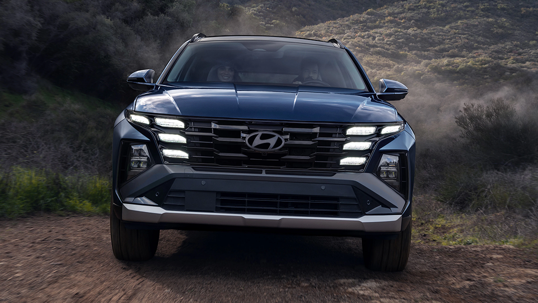 Vue avant Hyundai Tucson 2025 en pleine puissance dans un chemin de terre