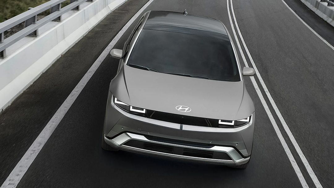 Vue avant du Hyundai IONIQ 5 2025 sur route en pleine puissance