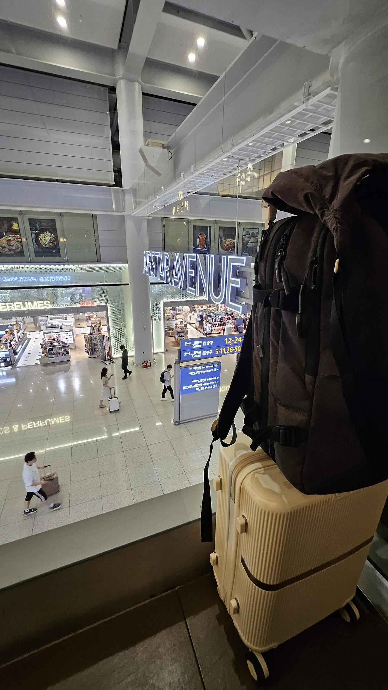 인천 국제 공항 도착. 맨 아래가 팀원분이 빌려주신 캐리어