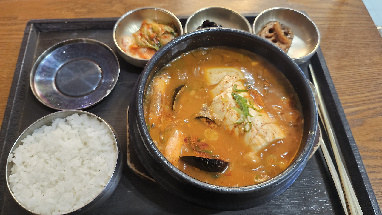 인국공에서 먹은 해물 순두부 찌개