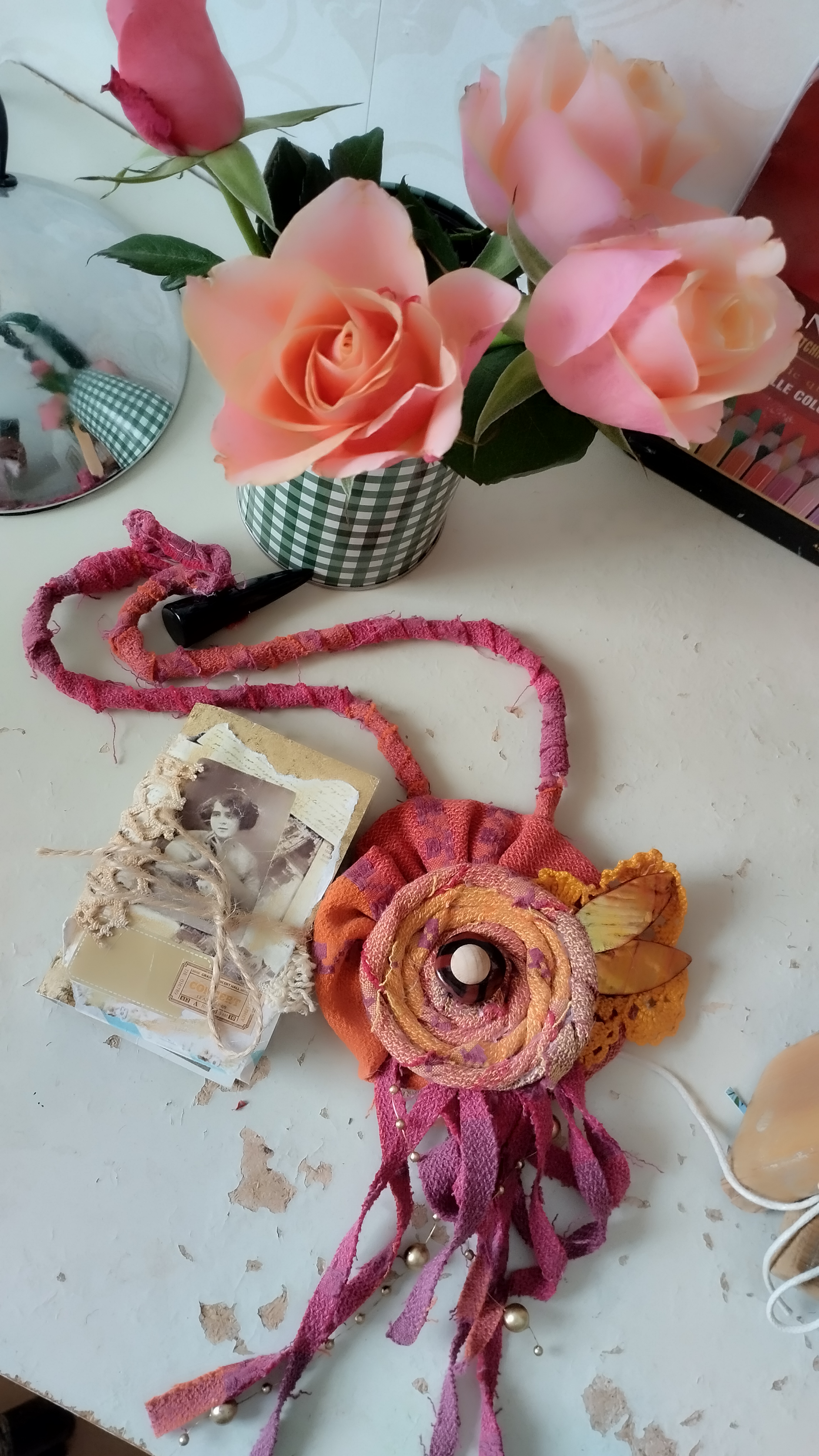 Aurinkoinen boheemityylinen kaulakoru ja pieni vintage päiväkirja / settinä 