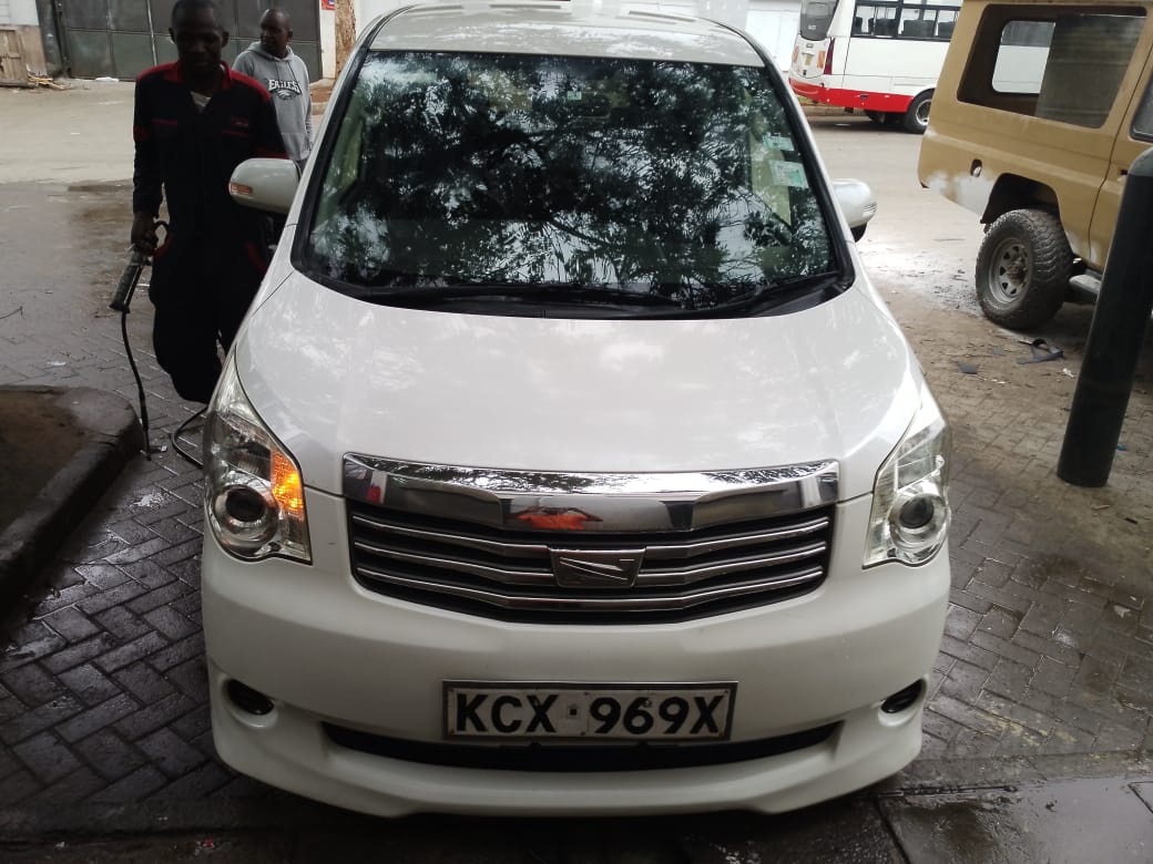 TOYOTA NOAH