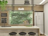 Vidro temperado decorativo, impresso pelo verso retratando folhas, usado como fundo em mobiliário de cozinha.