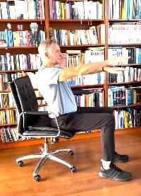 Armpaddeln auf dem Stuhl