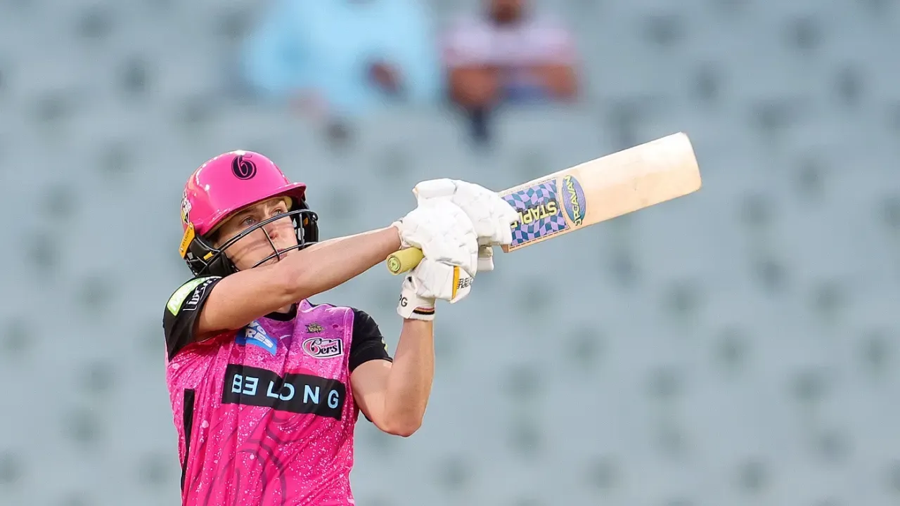 Sydney Sixers Edge Past Melbourne Renegades with Ellyse Perry's Match-Winning Knock